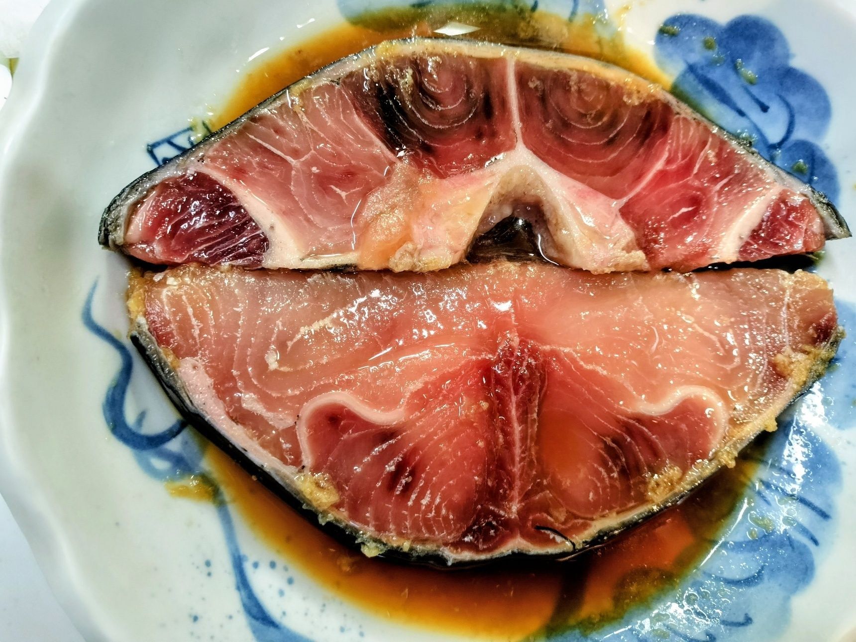 2、材料●を皿に入れる→まぐろの頭肉を漬ける（まぐろが全解凍するまで）　※両面に味がしみるように、途中でひっくり返す！