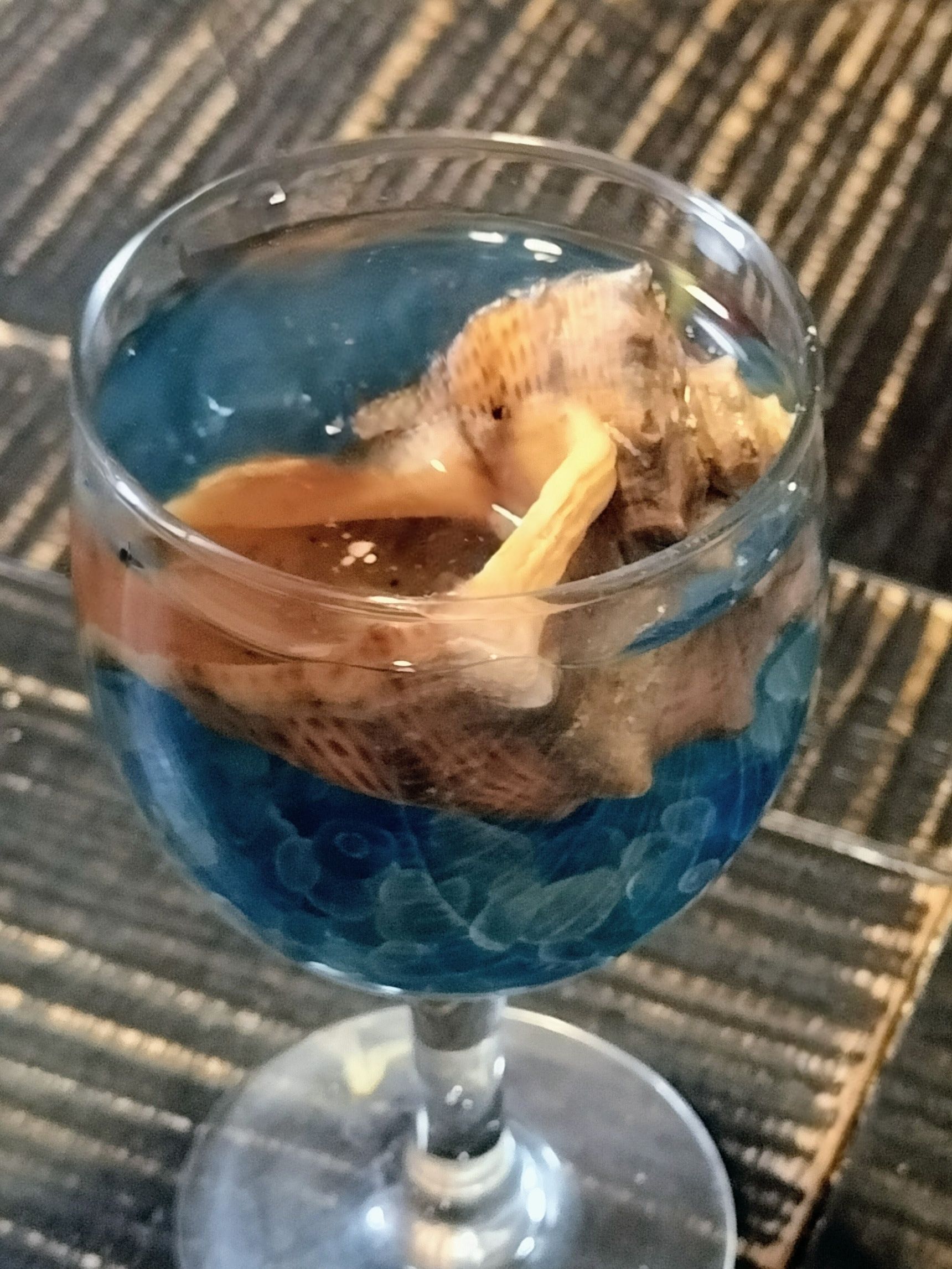 1.グラスに、アクリルストーンと貝殻を入れ、水を注ぎ入れる