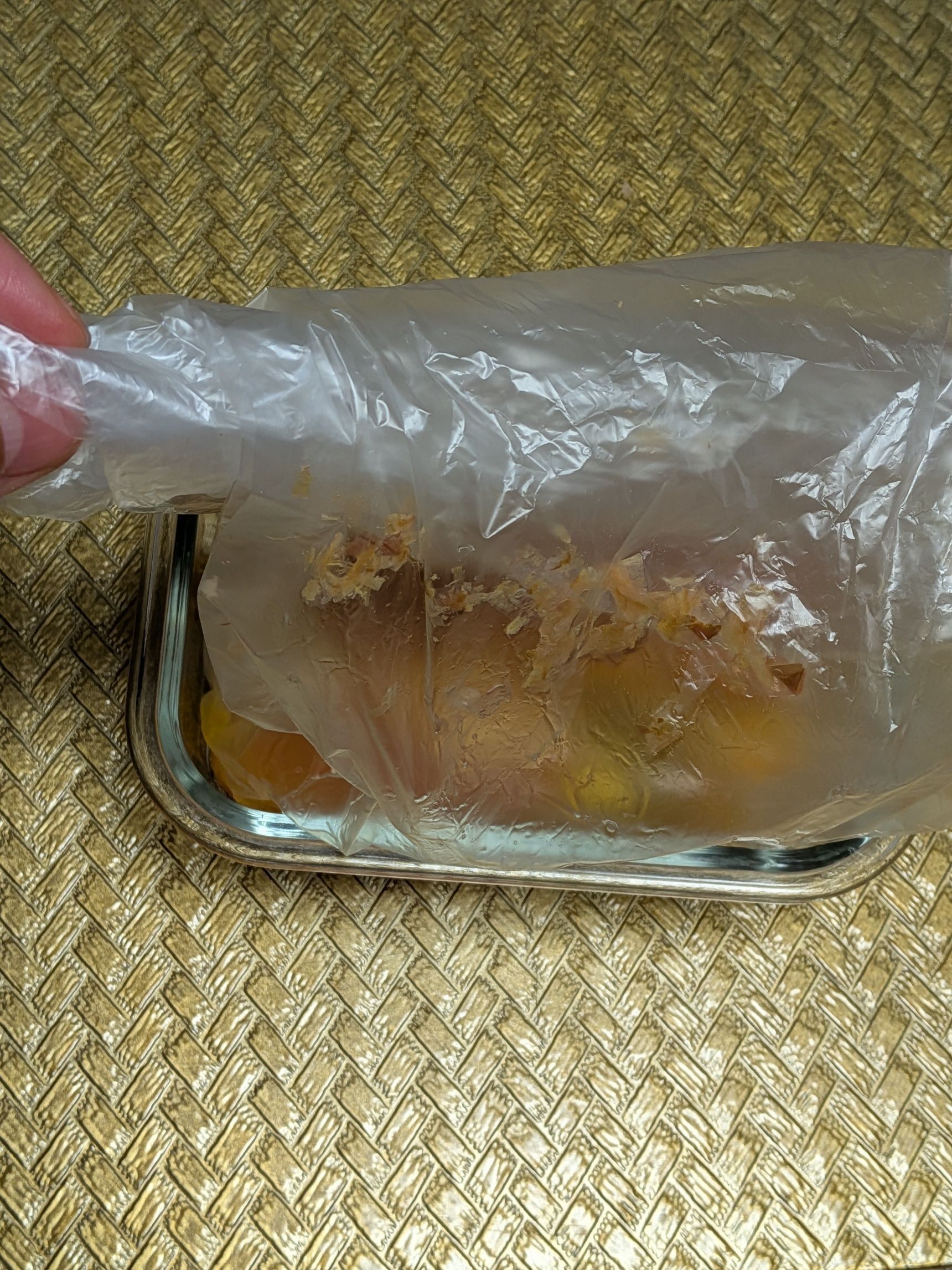 2. 卵を割り入れ、鰹節、バター5gを入れて箸でさっととき混ぜる。