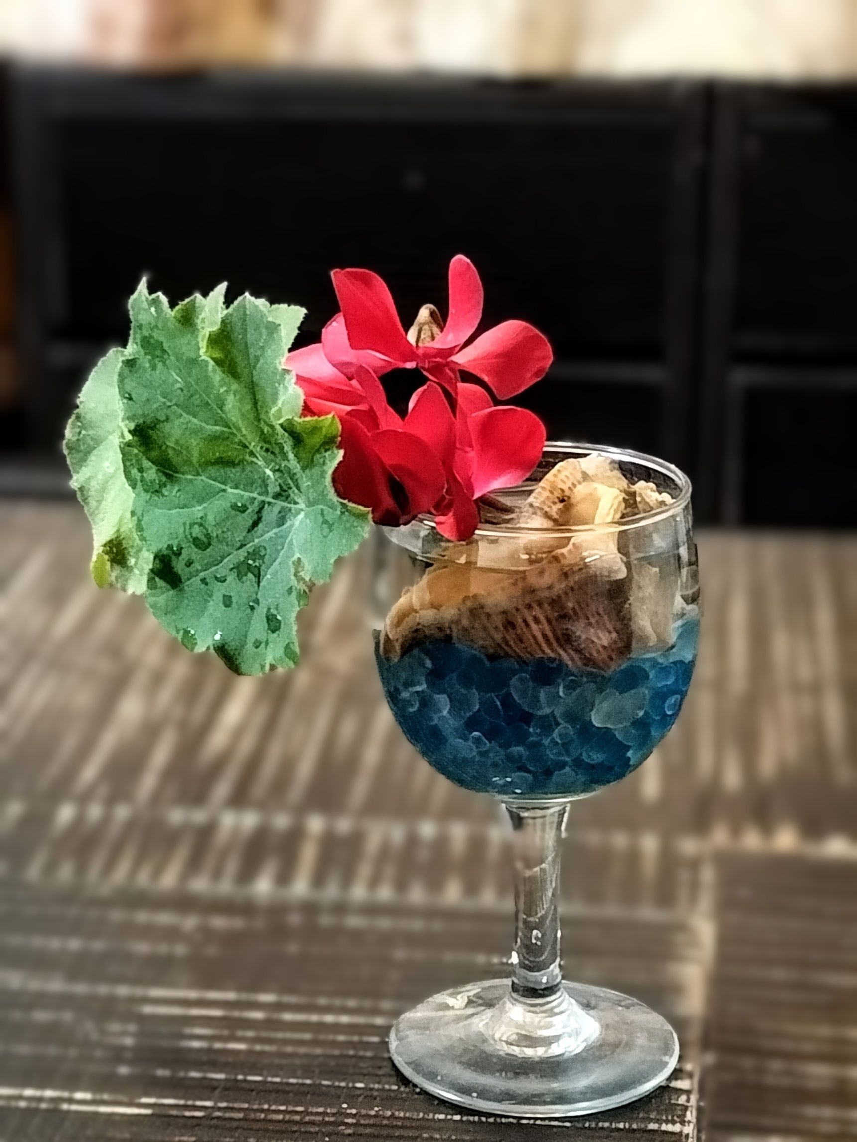 2.摘んできた、ガーデンシクラメンの花とヒューケラの葉を挿すだけ〜！※適宜、水は取り替えてください！