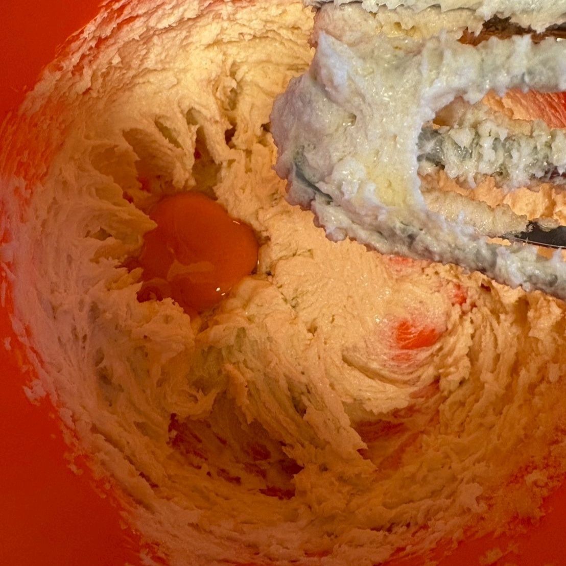 卵黄を加えて混ぜます