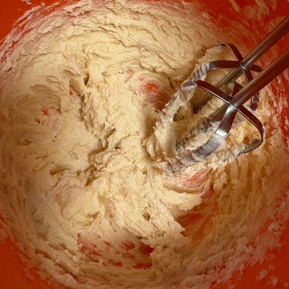 バターに砂糖を加えてふんわりするまよく混ぜます