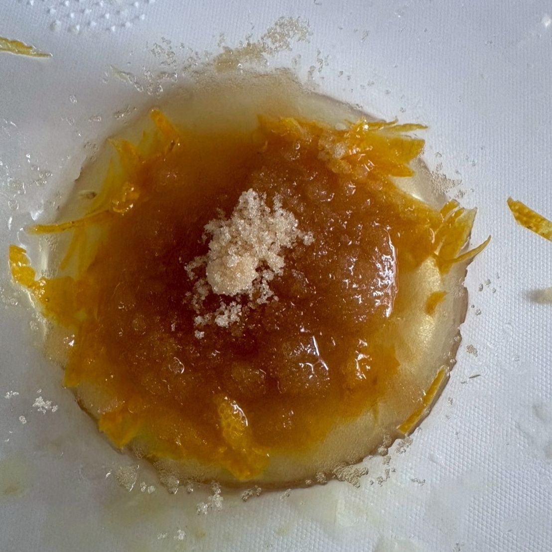 砂糖を入れてよく混ぜ合わせます