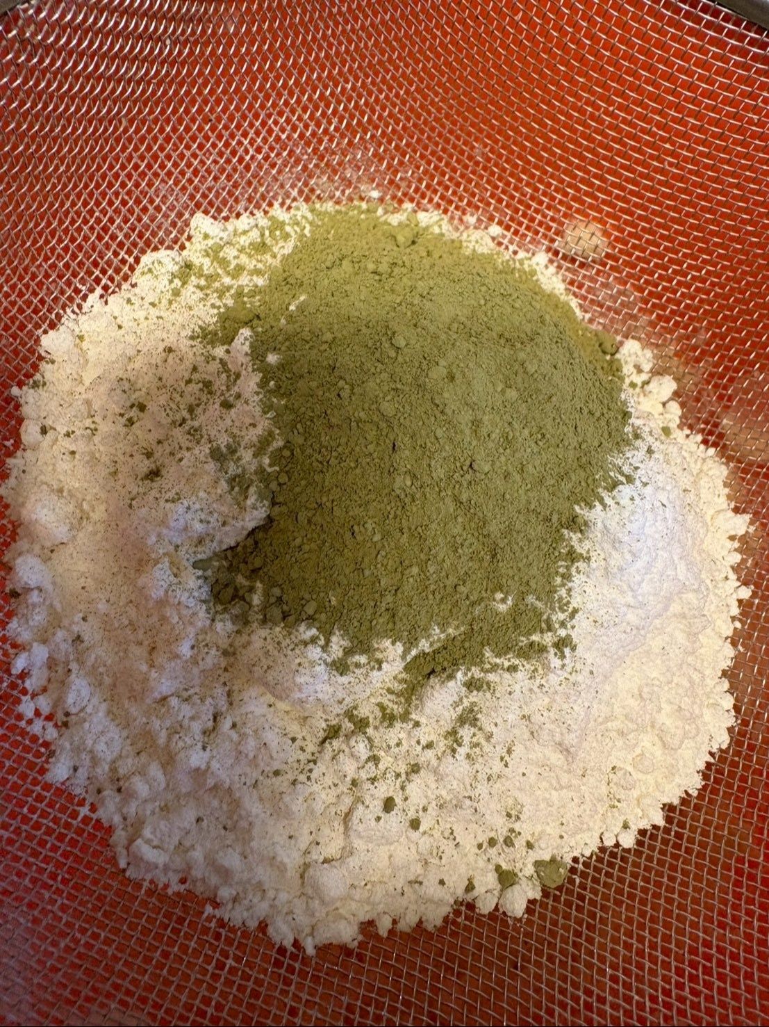 薄力粉とべキングパウダー、抹茶は一緒に振るいながら入れます