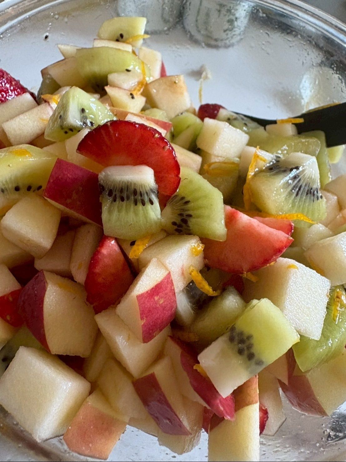 他の果物も同じ大きさに切ってボウルに加え柚子蜜を混ぜ合わせます