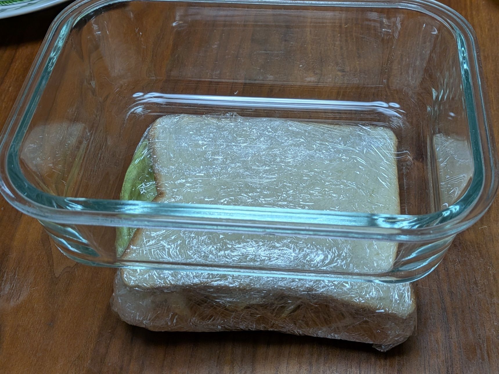 8. もう一枚のパンで挟み、ラップをキツめに巻く。時間があれば、上に重しをのせて一体感が出るようにする。