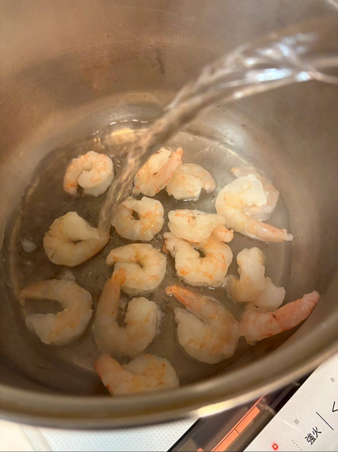 水かお湯をひたひたに入れて煮立てます