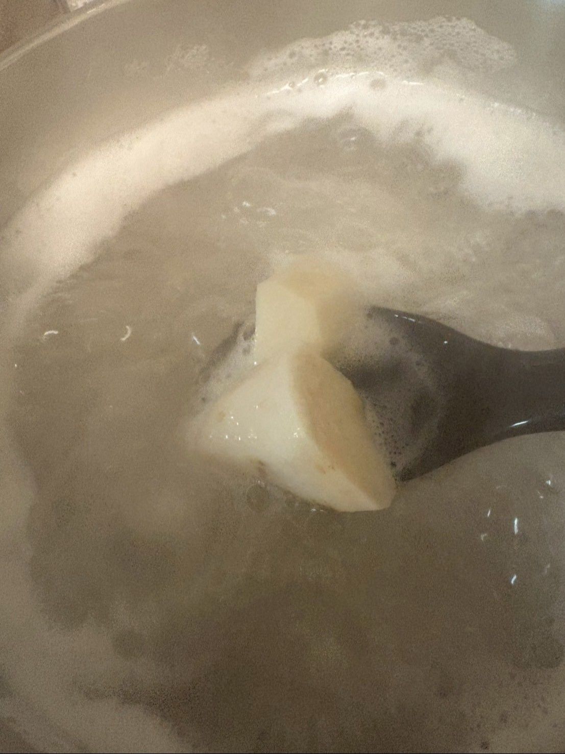 里芋は小口に切ってさっと下茹でします。