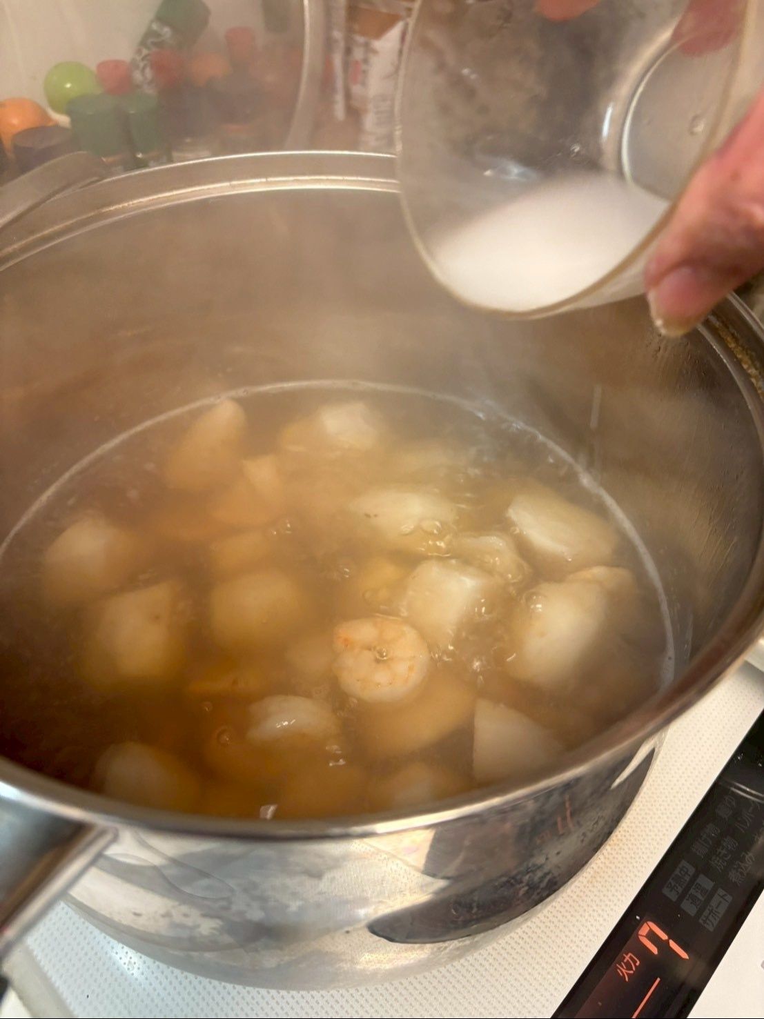 水溶き片栗粉でお出汁にとろみをつけます。