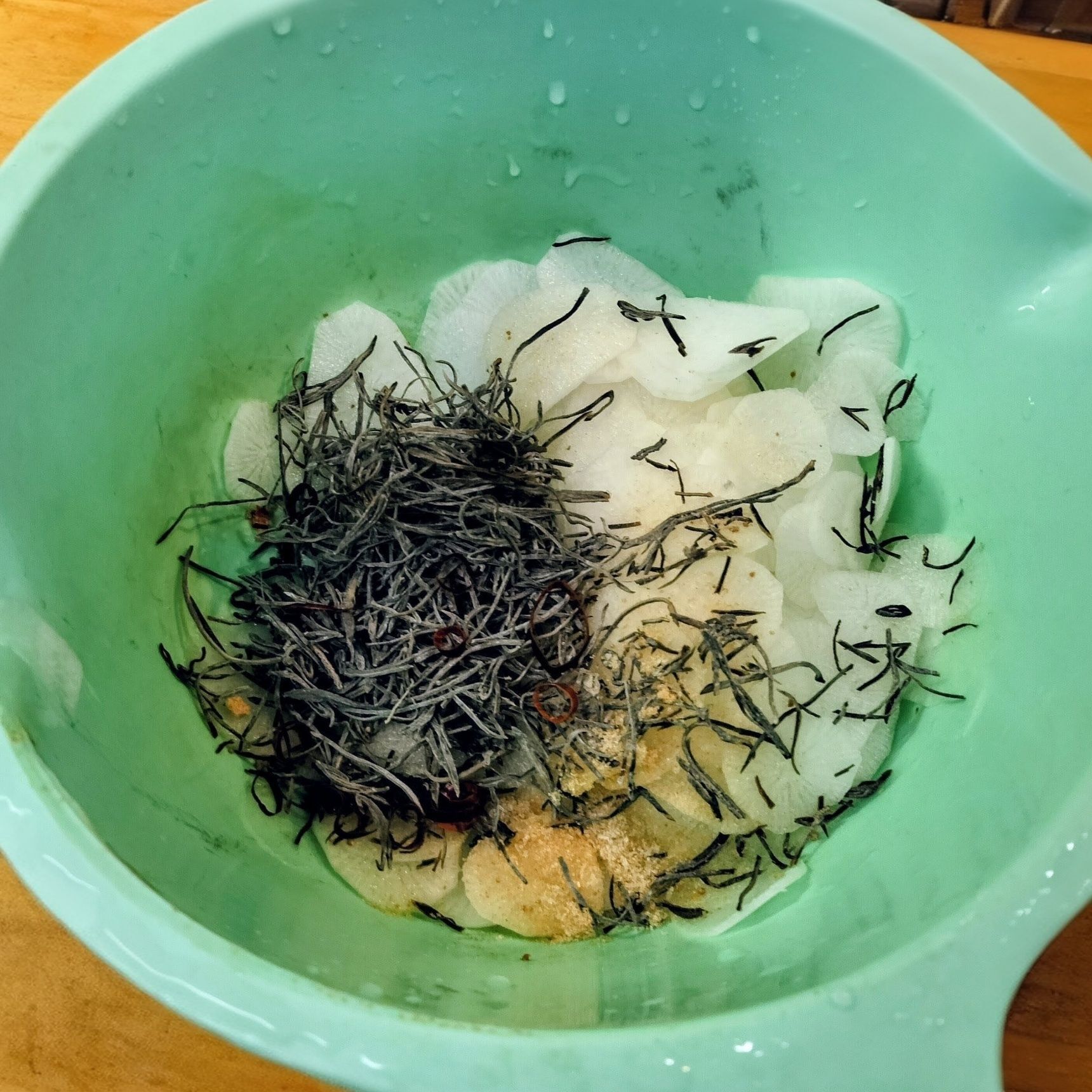 2、根の部分（2本）は、皮を剥き、スライサーで薄く輪切りにする→材料▲を加えて、混ぜる→30分程味を馴染ませる【浅漬け完成】