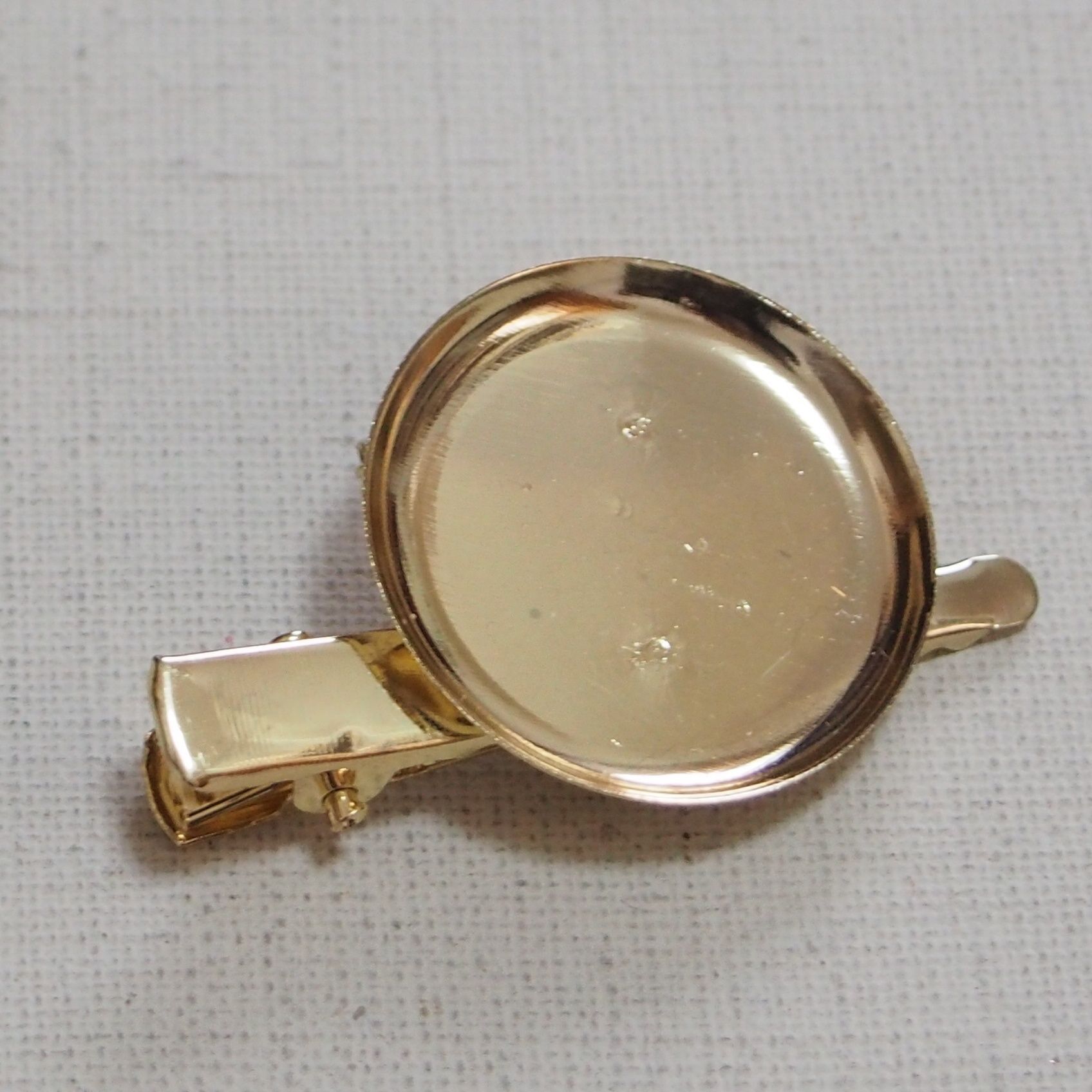 何もない状態のブローチピン