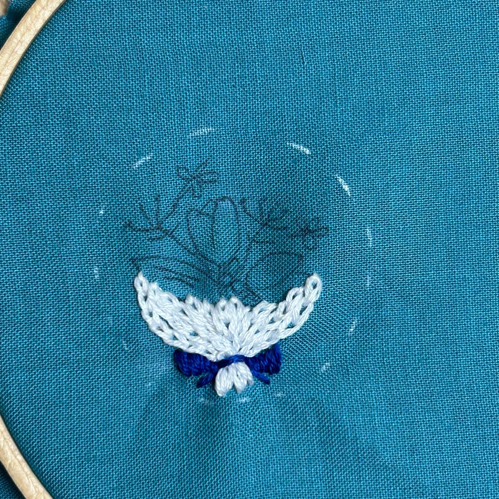 ②花束の包装部分を刺繍します