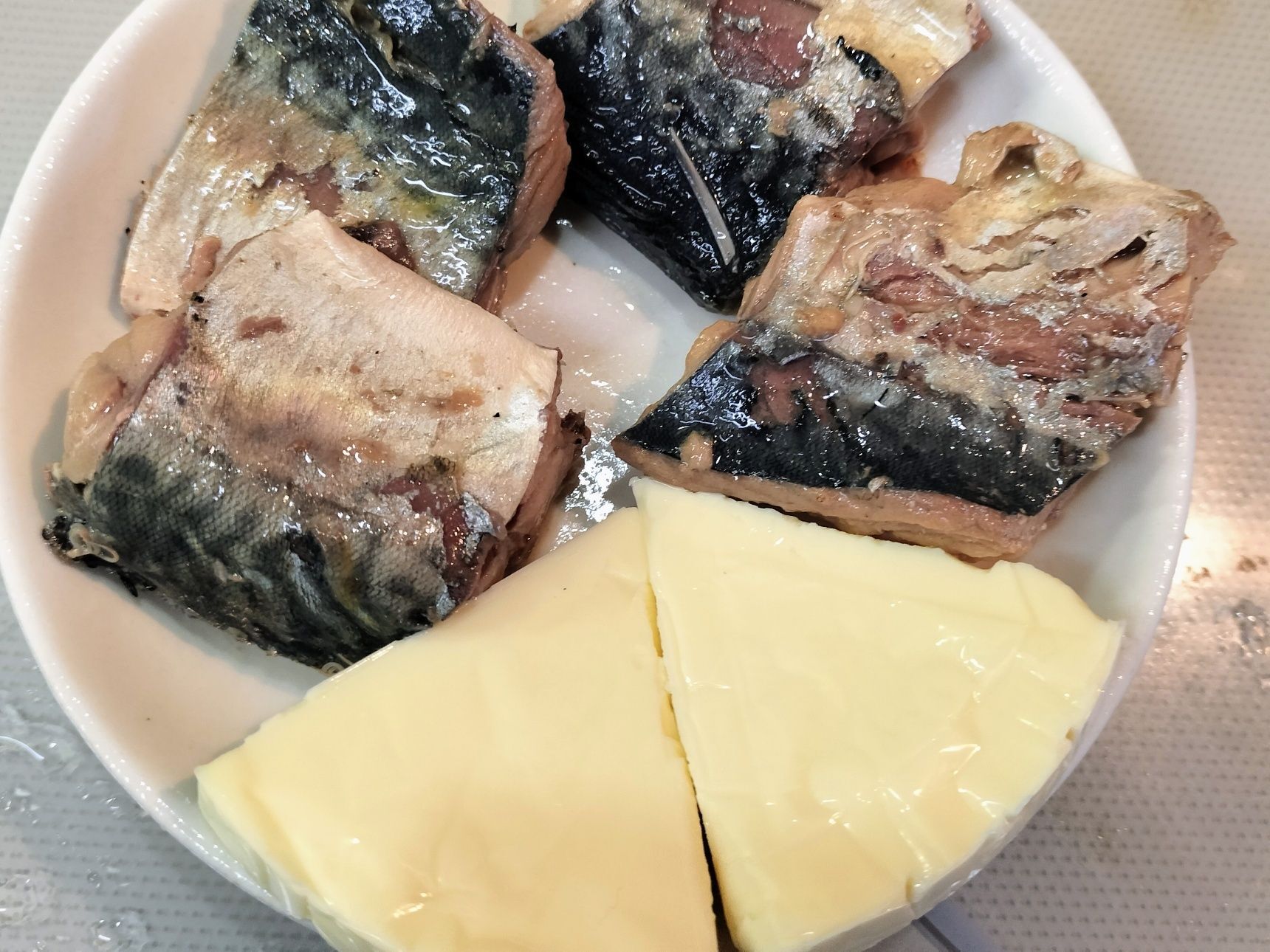 3.耐熱のスープカップに、手順2のカレーを入れる→鯖とチーズをのせる→カレー粉をふりかける