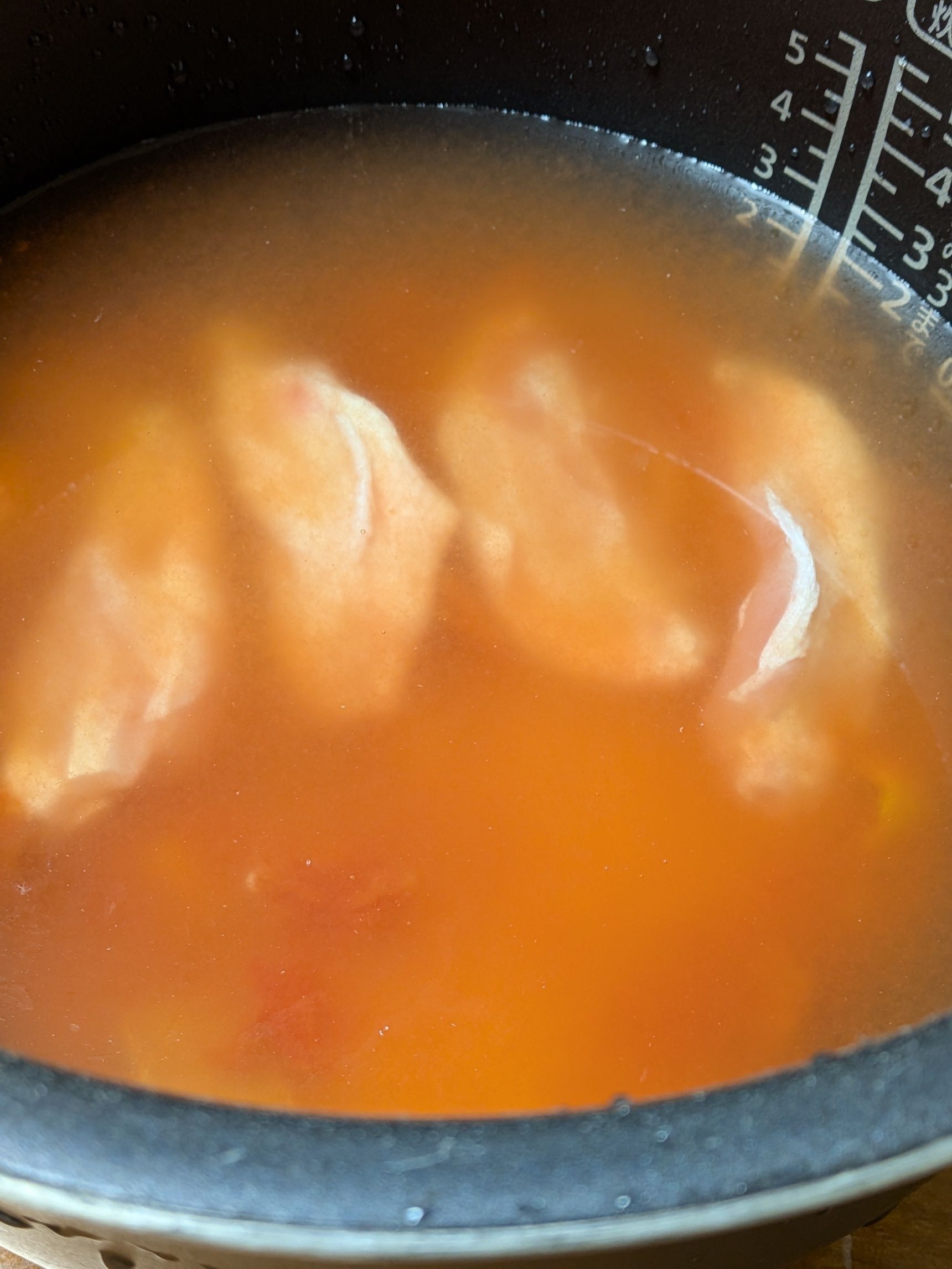 1．洗ったお米とトマト缶を炊飯器に入れ、水を2のメモリまで入れる。上から優しく鶏手羽中を並べ炊飯器のスイッチをいれる。白米モードでOK。