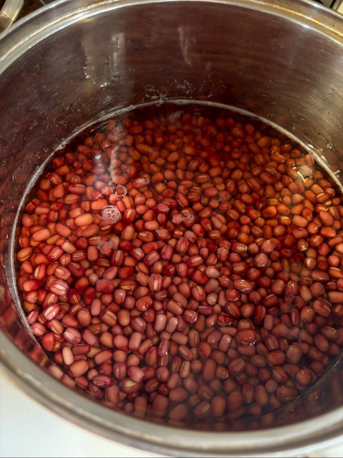 ひたひたぐらいに水かお湯を注いで煮始めます。