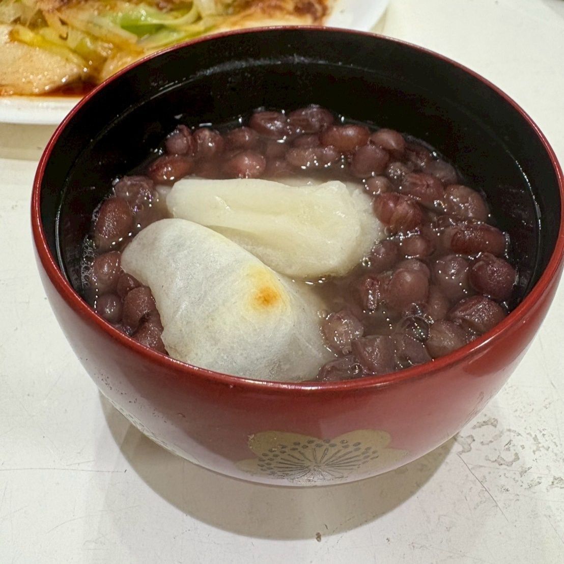 小豆の上に焦げ目の着いた焼き餅を乗せて完成です！