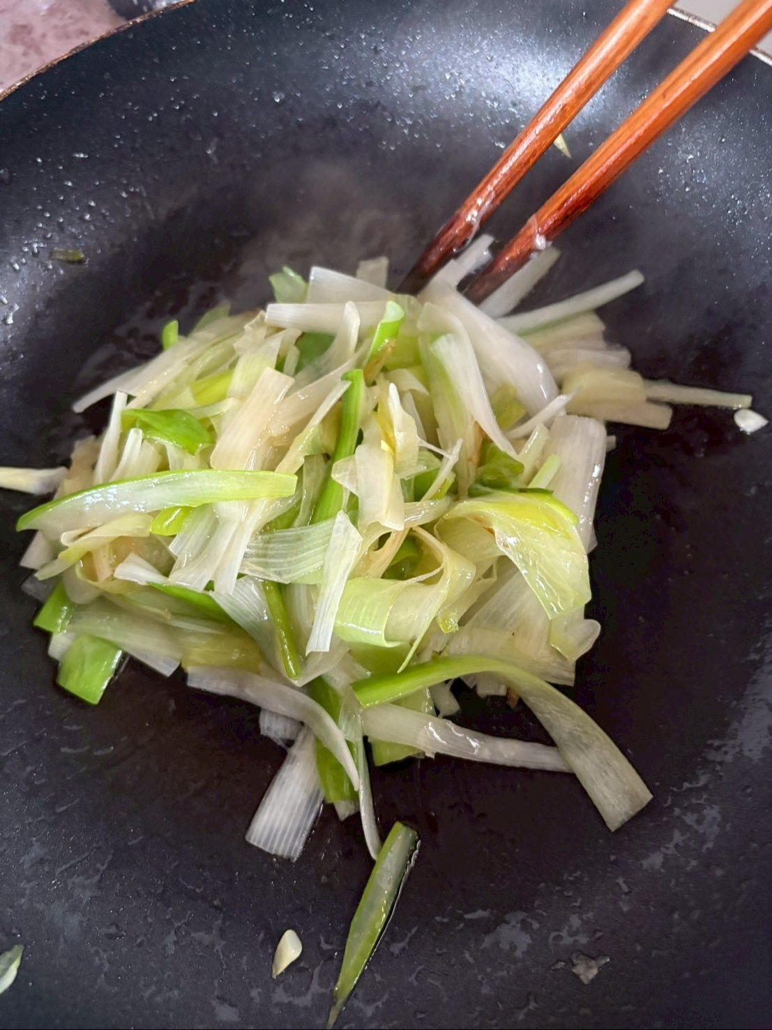 サラダオイルで良く炒めます。