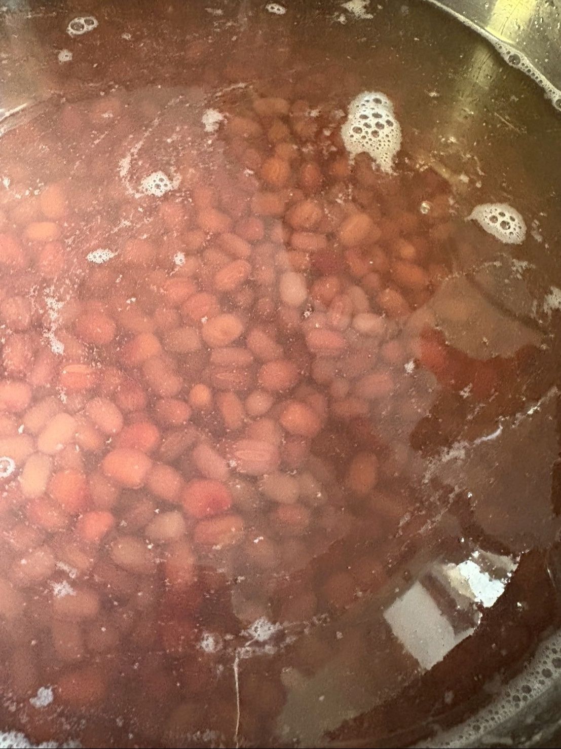 少し煮て馴染んでから砂糖と塩を加えて味を付けます。