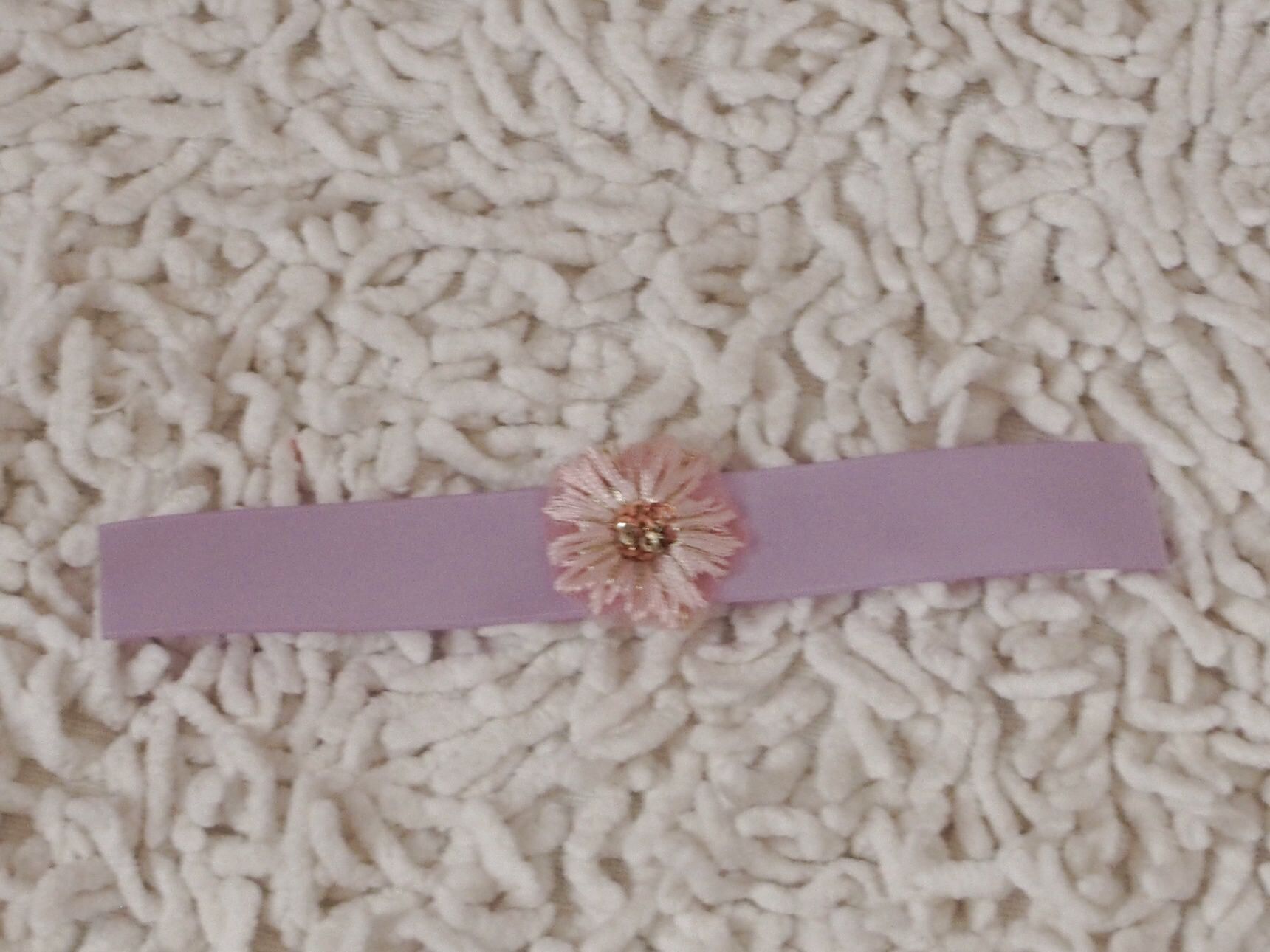 切り抜いた刺繍花部分とリボンをくっつけます