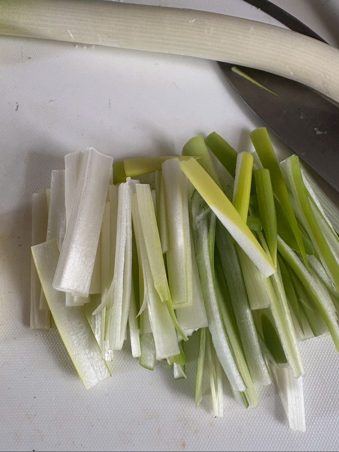 長ネギは細長く切ります。