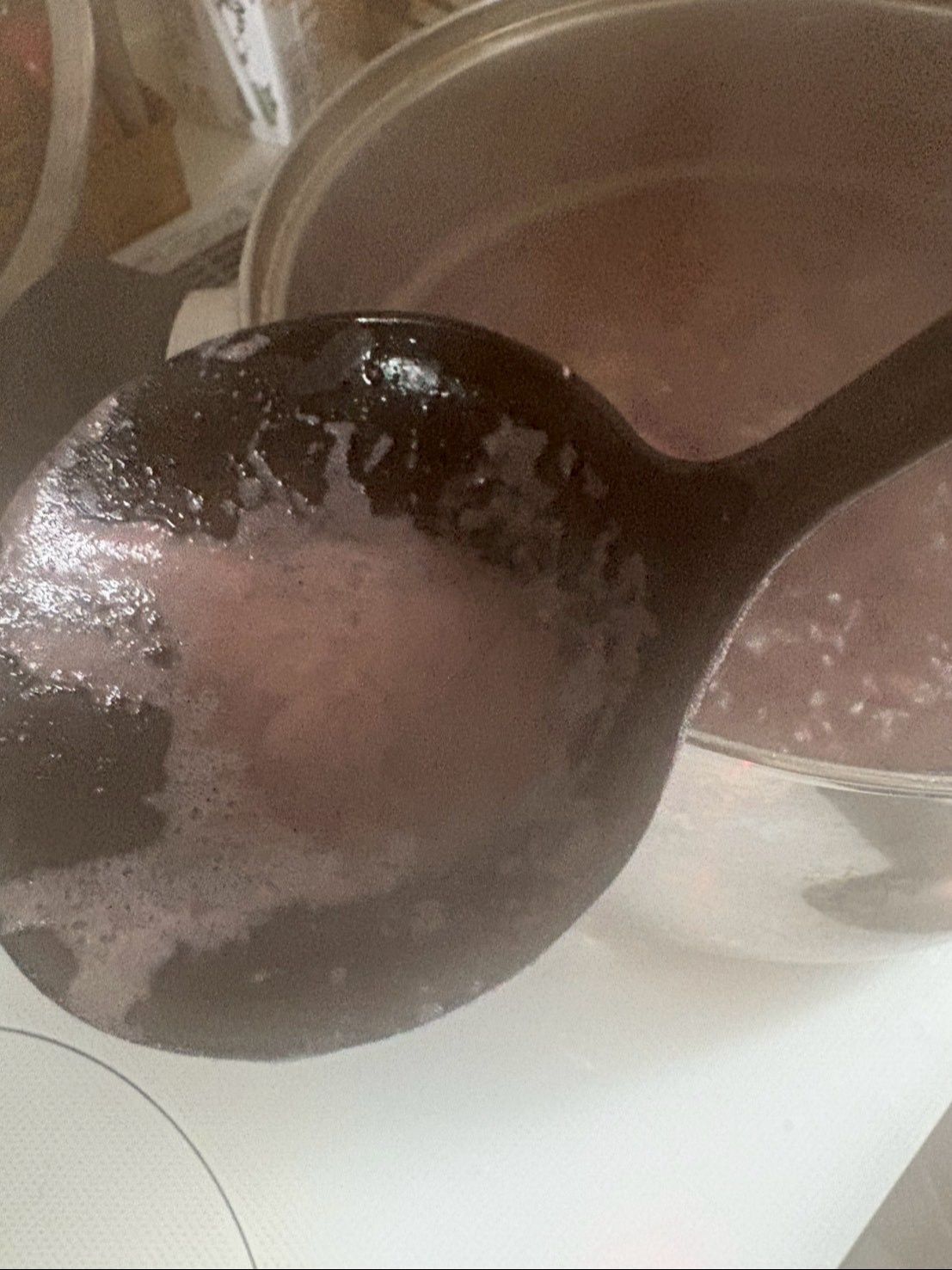 浮いてきたアクを丹念に取り除くと綺麗に煮上がります。