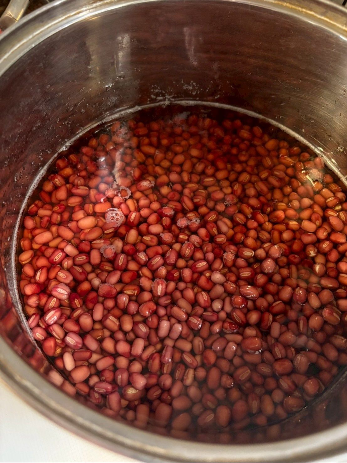 あずきは下茹でをして渋みやアクを取り除きます。