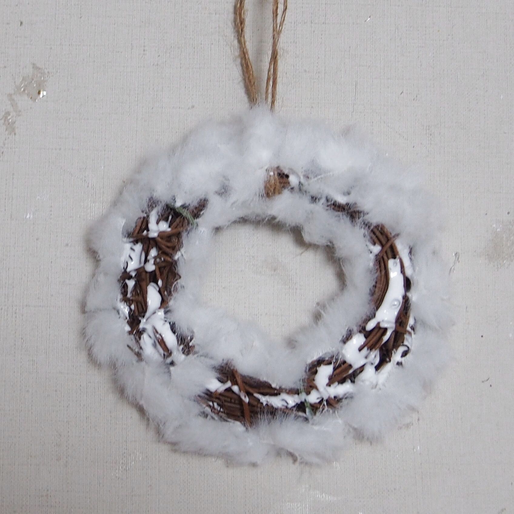 ボンドにふわふわを張り付けていきます