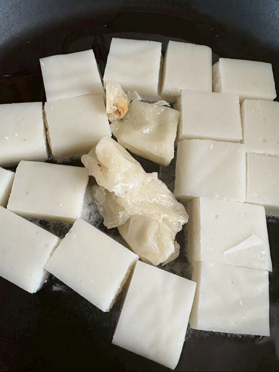 フライパンに油を敷いて餅を並べます。