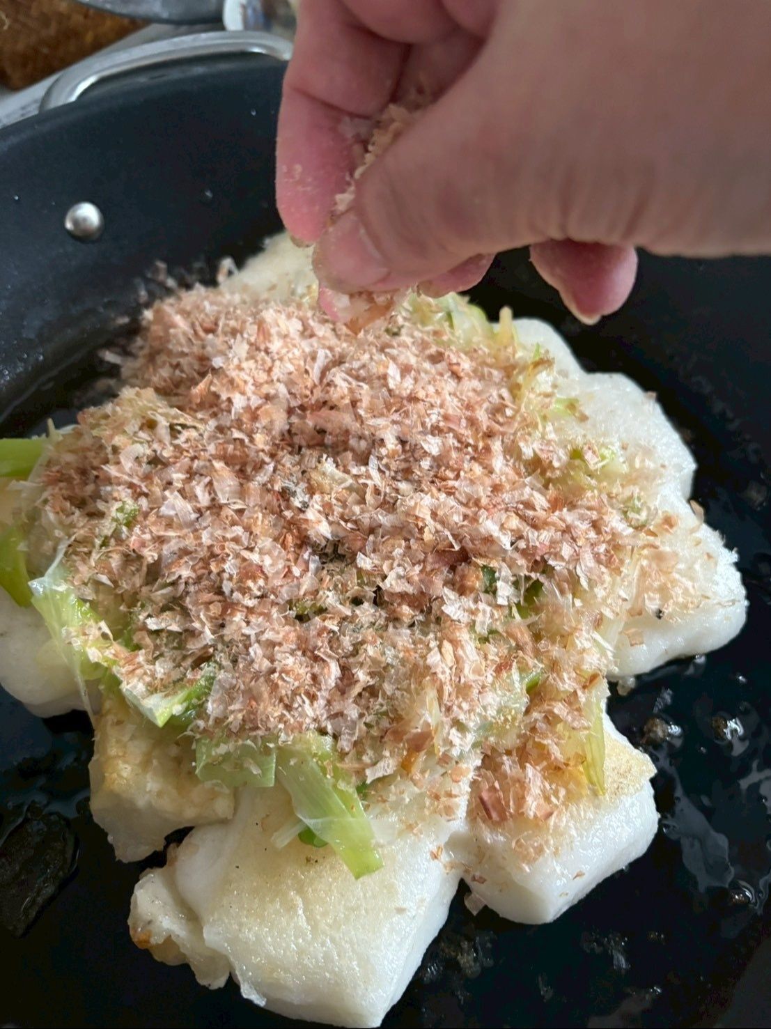 削り節をたっぷりかけます