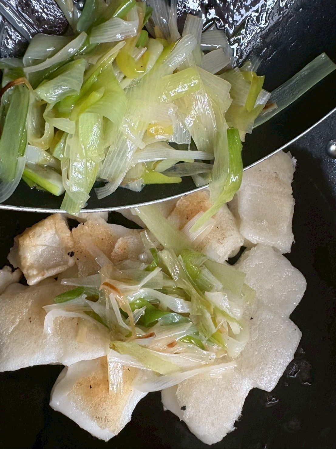 炒めたねぎを全部乗せます！