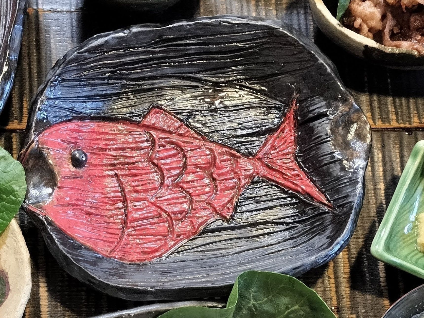 【赤い鯛を描いた手作りの器】