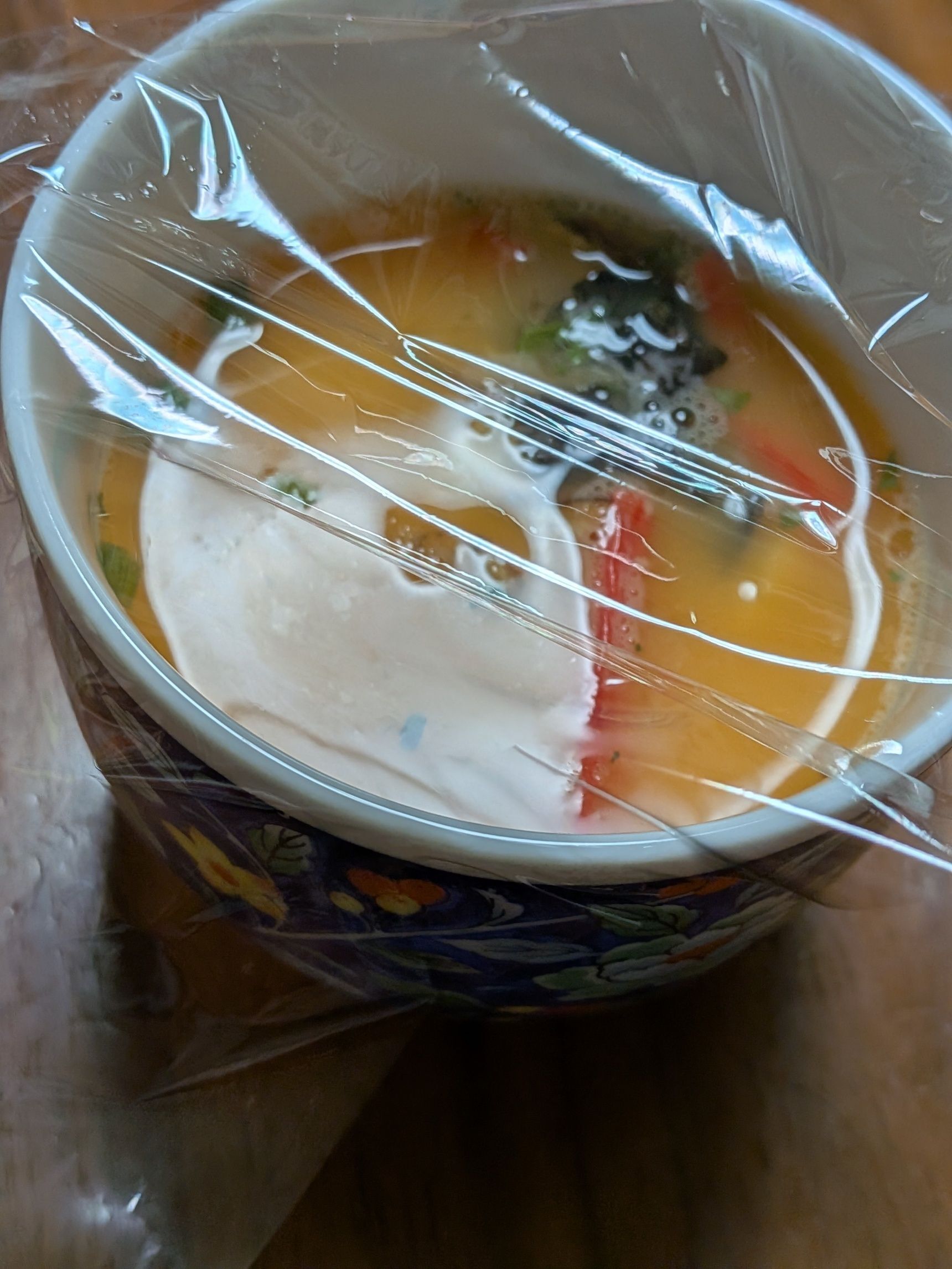 4. ふんわりラップをし、600wの電子レンジで1分ほど加熱する。