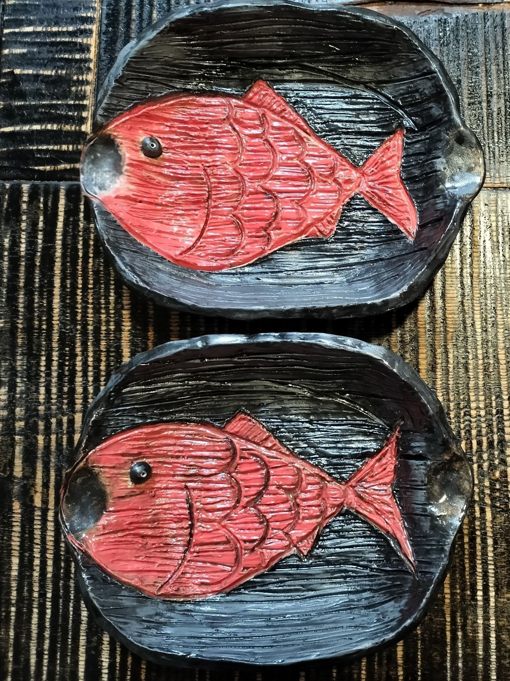 2. 陶芸用の絵の具で色を付ける→乾いたら、透明釉薬をかける→しっかり乾燥させてから、本焼きする