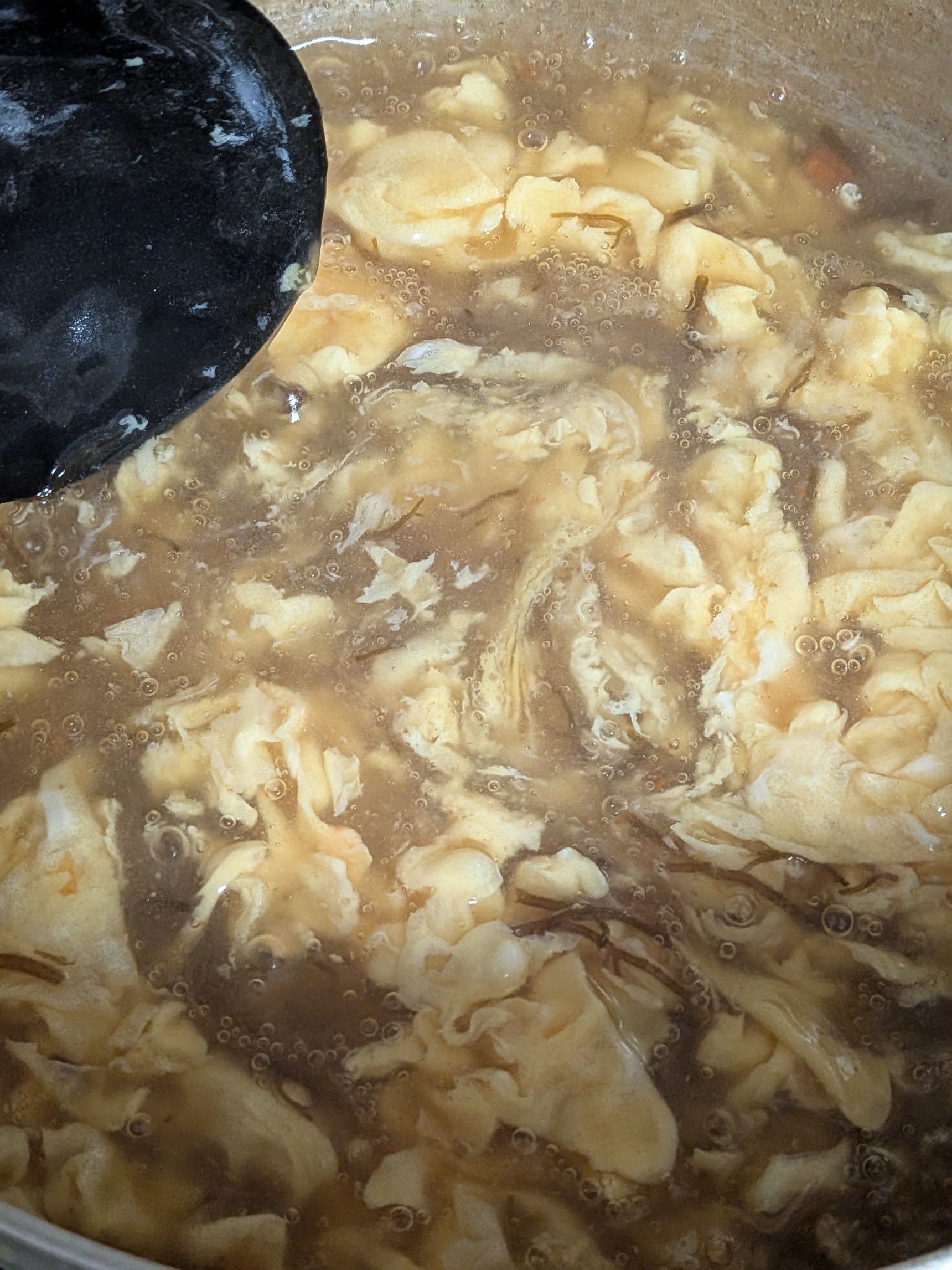 3.とろみがついたら溶いた卵を少しずつ円を描くように入れる。ふわっとしてきたらゆっくり混ぜる