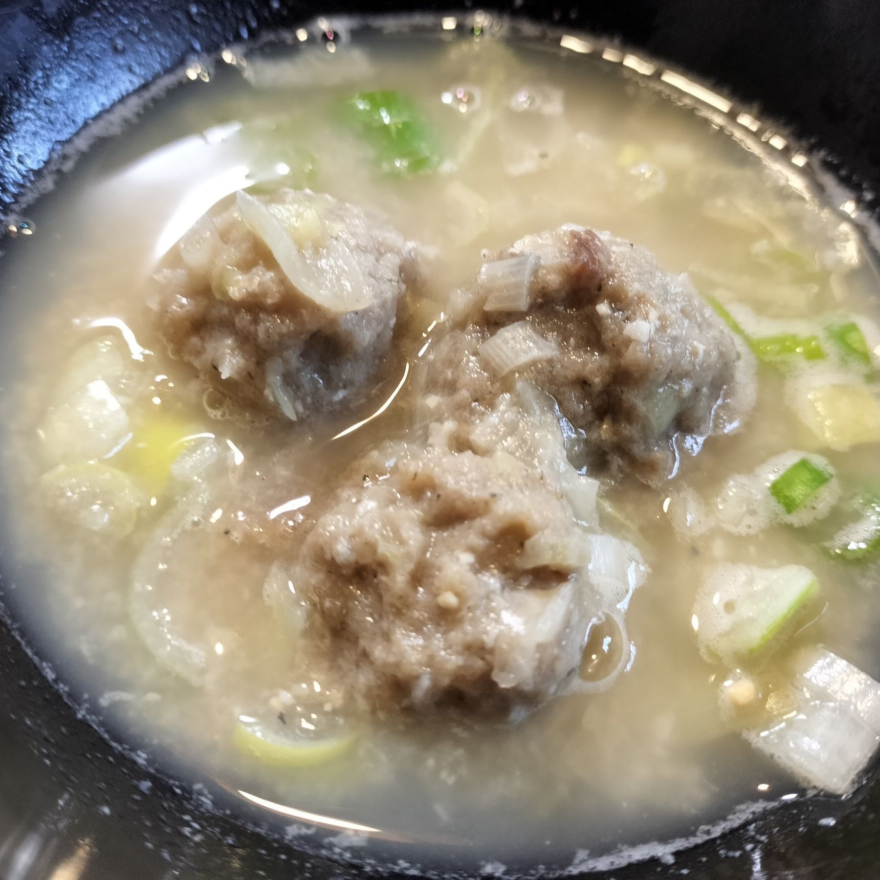 2. 鍋に、冷凍しておいたヒラメの団子汁・水を入れて火にかけ、解凍する→ひと煮立ちさせたら、味噌と長ネギを加える→さらに、ひと煮立ちさせ、お椀によそう