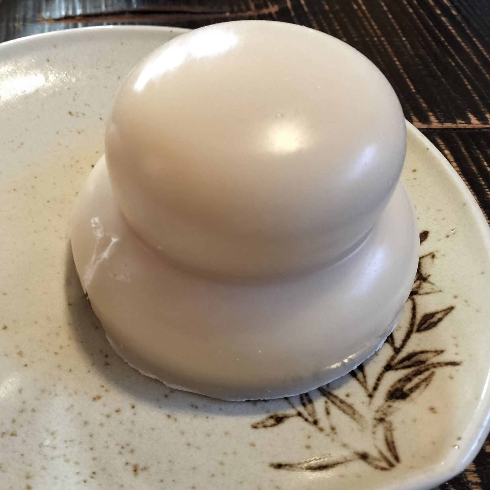 1. 鏡餅の封を開ける→器にのせて、ざるで蓋をして乾燥させる→手で開く（割る）