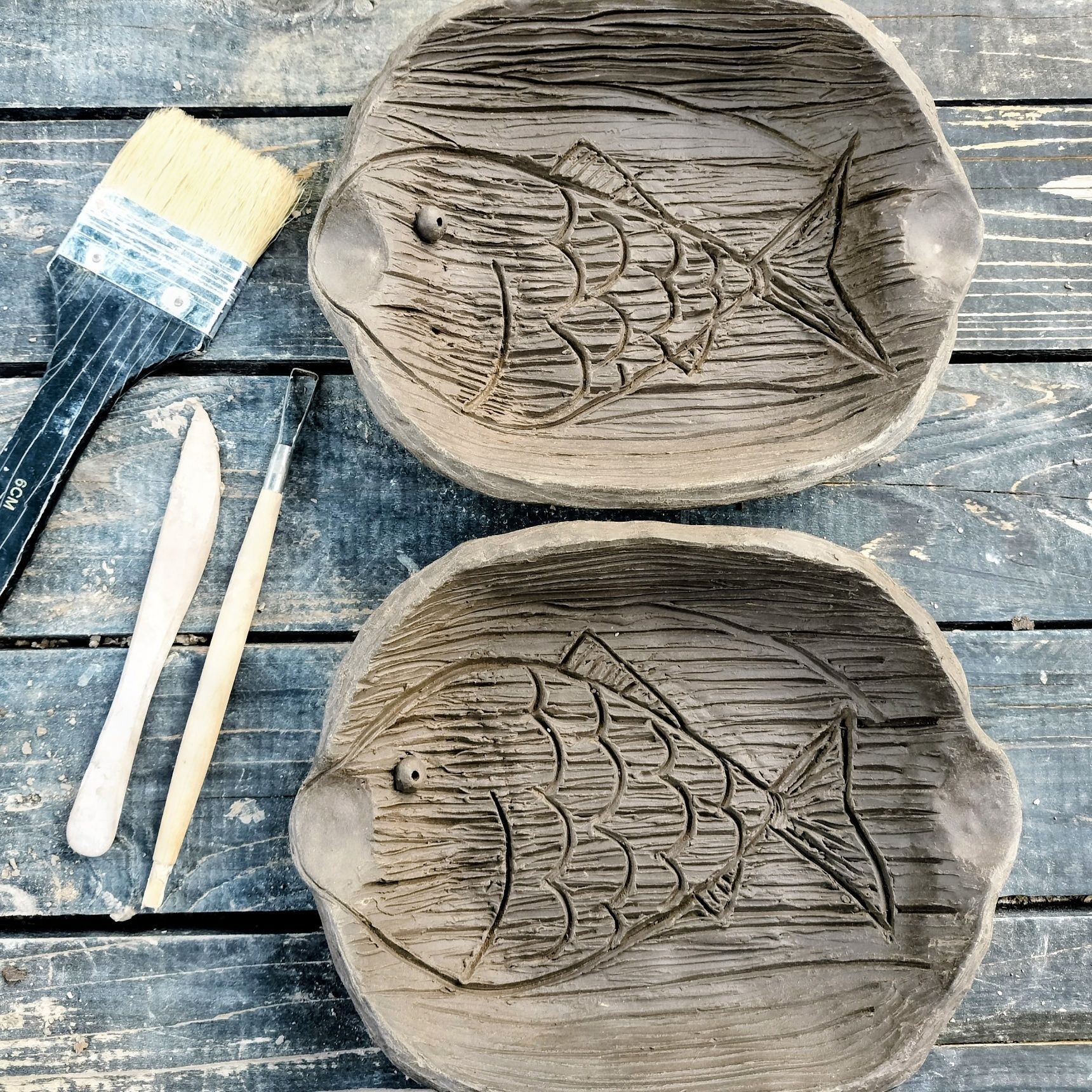 1. 陶芸用の土で、器を作る→鯛の模様を彫り、目を付ける→しっかり乾燥させてから、素焼きする