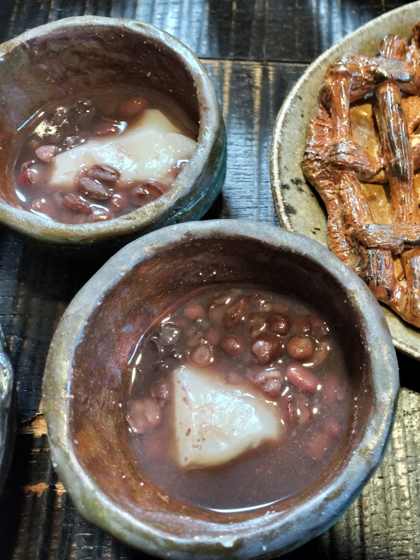 2. 耐熱容器に、割った鏡餅とぜんざい（レトルト）を入れる→電子レンジで1分ほど加熱する