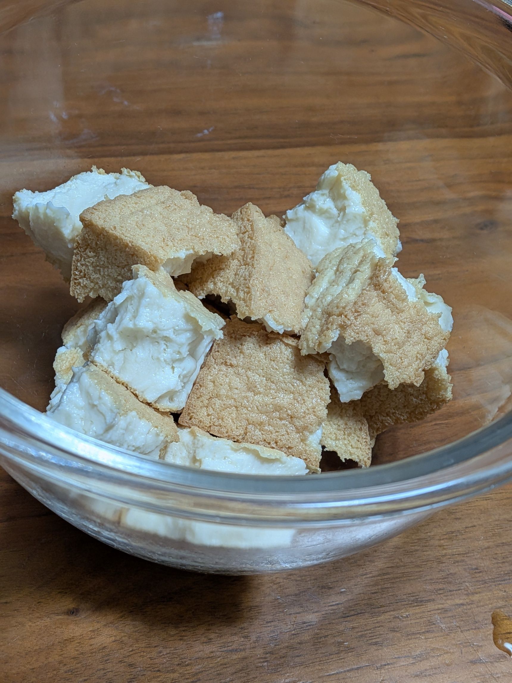 1. 耐熱ボウルの中に厚揚げを一口サイズにちぎって入れる。