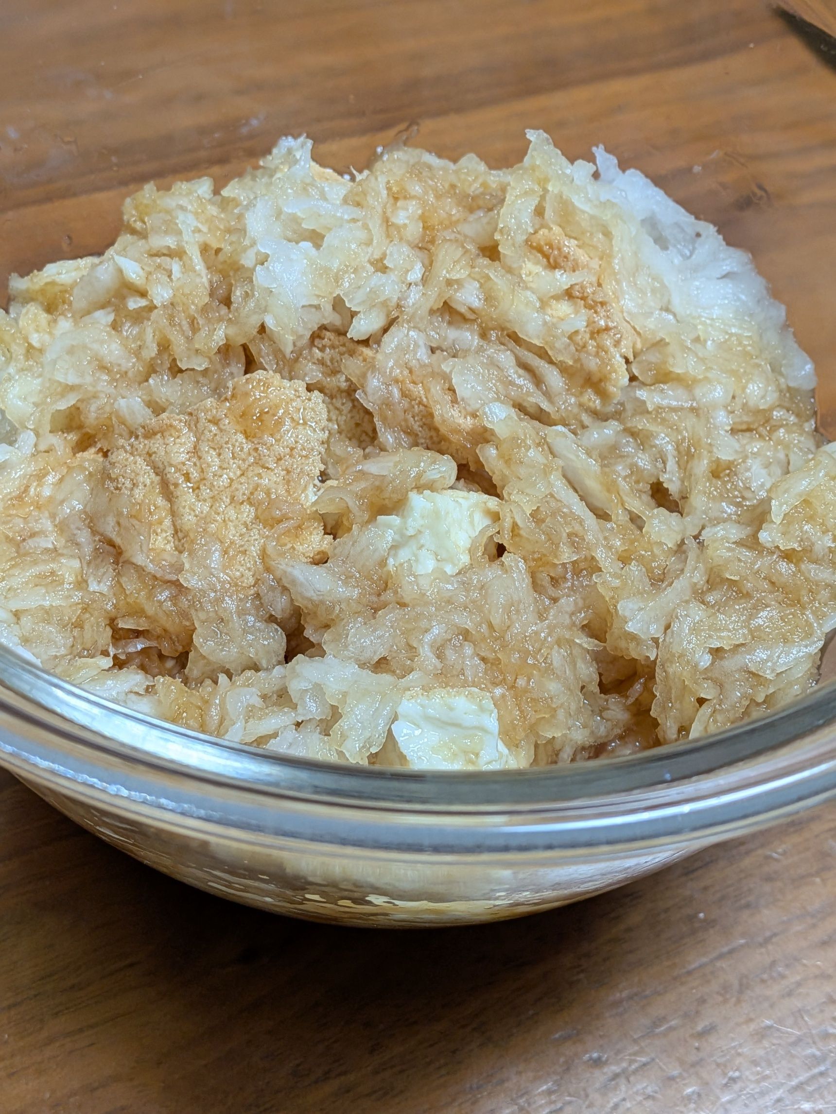 2. 大根おろしとポン酢醤油を大さじ5入れる。軽くラップをする。