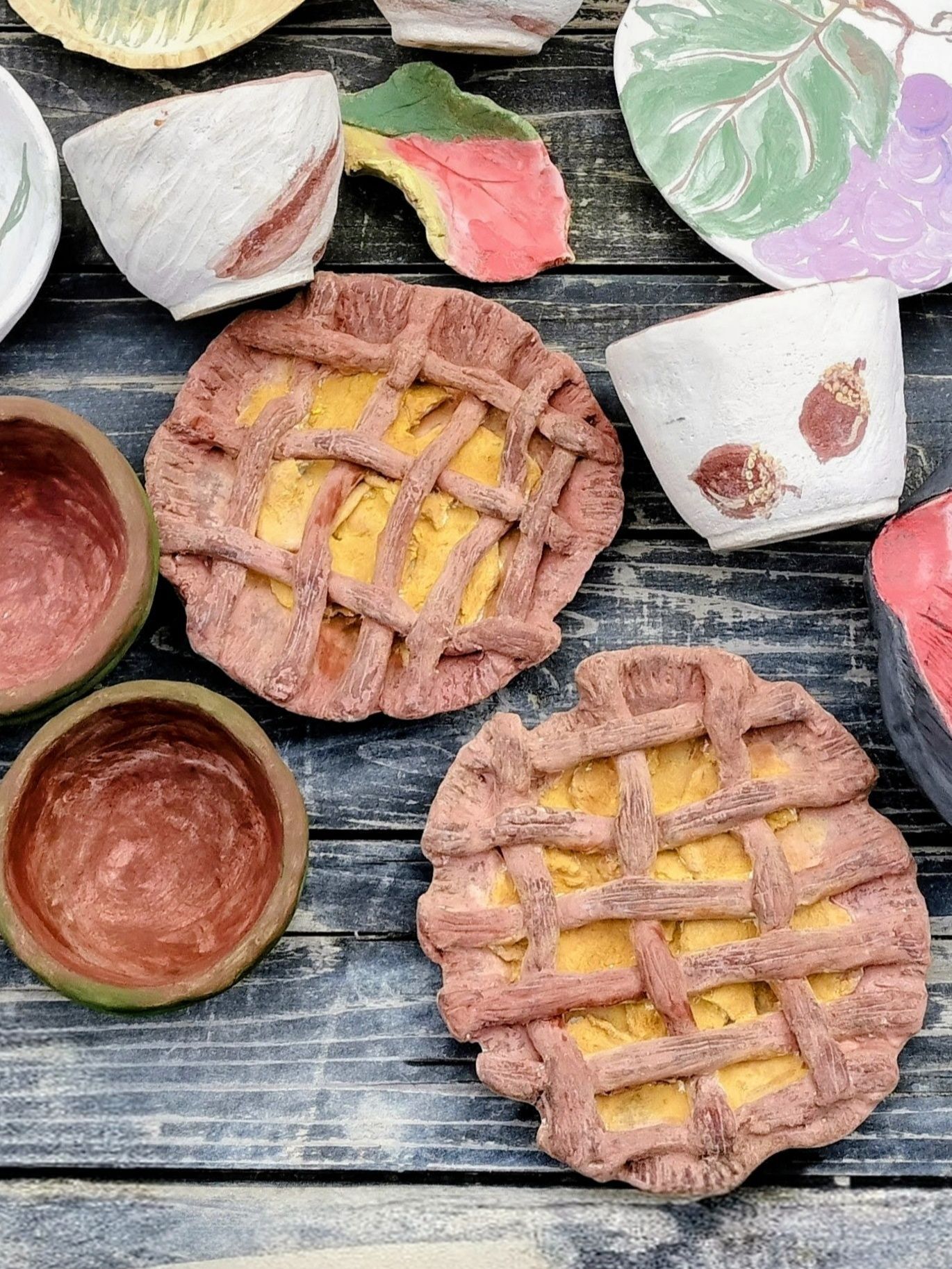 6.絵の具で色を付ける→乾いたら、透明釉薬をかける