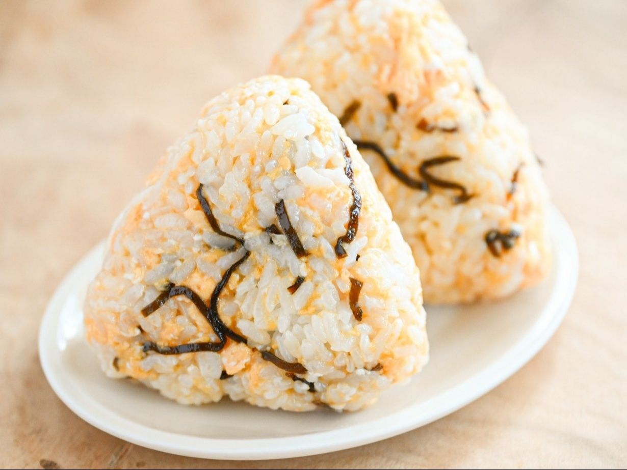 忙しい日に！卵と塩こんぶのおにぎりのレシピ