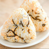 忙しい日に！卵と塩こんぶのおにぎりのレシピ