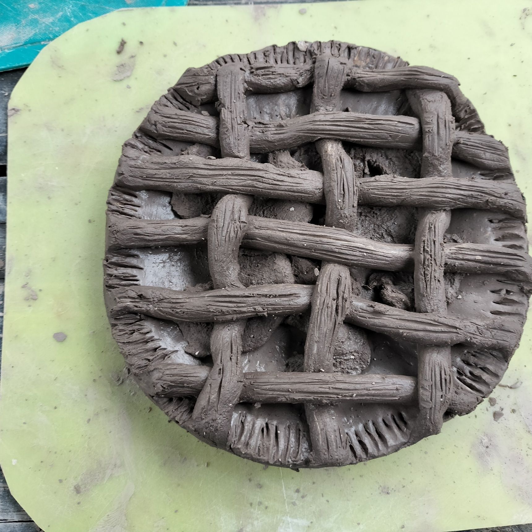 4.手順2と3を合わせて、しっかりくっつける→余分な部分は切る→アップルパイに見えるように、周りを少し削ったり、スジをつけたりして加工する