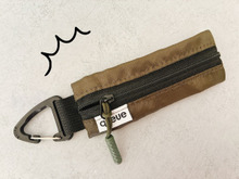 【セリア】ファスナーしかないじゃん…→開けて仰天！『極薄ポーチ』の実力が凄かった。超おすすめです♪