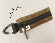 【セリア】ファスナーしかないじゃん…→開けて仰天！『極薄ポーチ』の実力が凄かった。超おすすめです♪