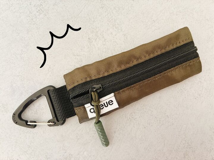 【セリア】ファスナーしかないじゃん…→開けて仰天!『極薄ポーチ』の実力が凄かった。超おすすめです♪