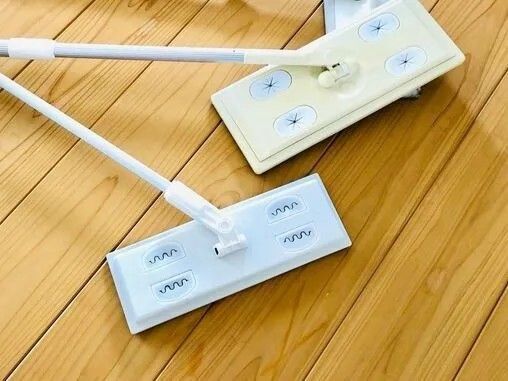 100均の『フロアワイパー』が使いにくいので…→あるモノを"挟んだら"驚くほどグレードアップした件