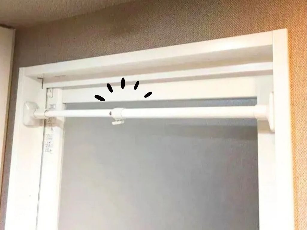 お風呂の入り口に【突っ張り棒】を設置するだけで！家事が驚くほどラクになる♡