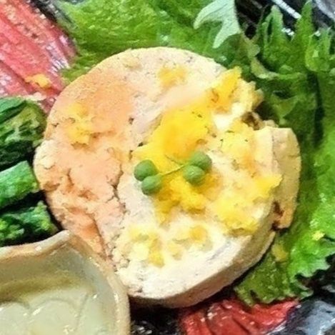 3、食べる直前にあん肝に、柚子の果汁を絞ってかける（少なめ）→柚子の皮をすりおろしてかける（多め）→粒山椒を添える